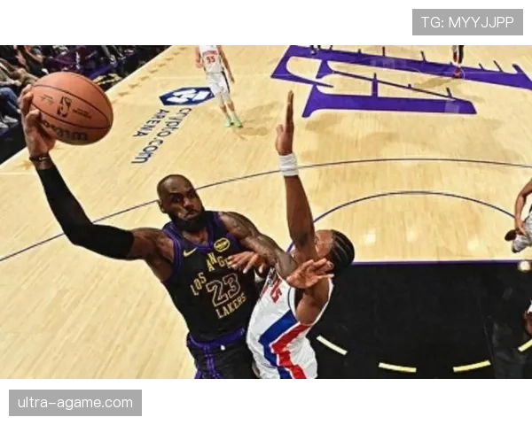 勒布朗利用挡拆拉开空间助攻詹姆斯投篮效率提升