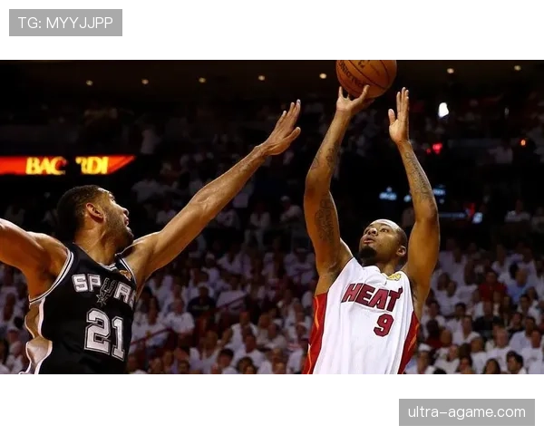 拉沙德·刘易斯无球跑动拉开空间，高效三分改变球队进攻结构